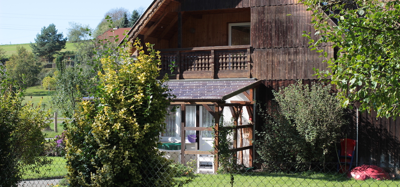 Ferienwohnung Gleichmann - Außenansicht im Sommer
